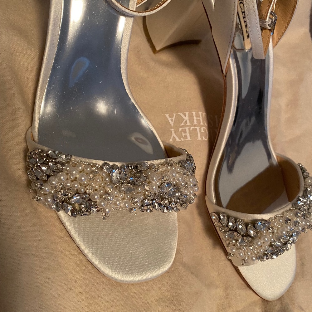 NEW Badgley Mischka size 8 white heels
